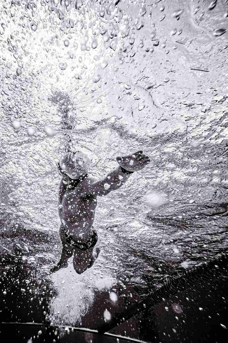 Schwimmer unter Wasser beim Training